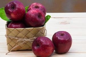 sac de pomme sur table en bois photo