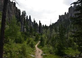 chemin de terre emballé avec de grandes pierres imposantes photo