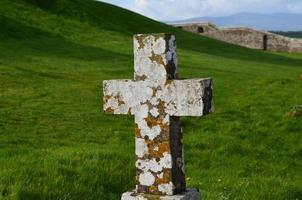 lichen sur une croix de pierre photo