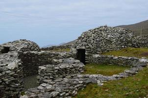 Huttes irlandaises de ruche dans un village photo