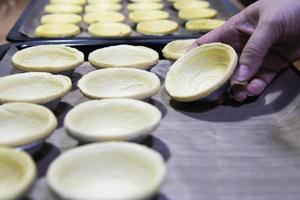 dame cuisinant une tarte aux oeufs maison - personnes avec un concept de boulangerie dessert préféré photo