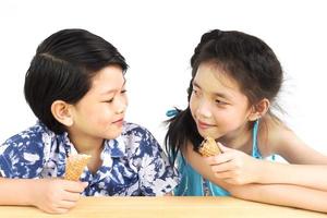 les enfants asiatiques mangent de la glace photo