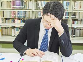 l'homme d'affaires lit des livres sérieusement photo