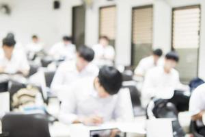 image floue de l'étudiant dans la salle d'examen photo