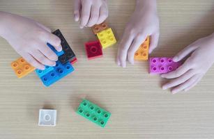 enfants jouant des blocs de construction créatifs en plastique photo