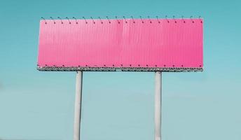 panneau d'affichage de l'autoroute rose vide sur fond de ciel bleu, votre texte ici photo