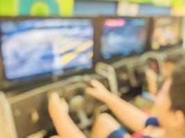 photo floue d'un garçon jouant à un jeu de simulateur de course automobile