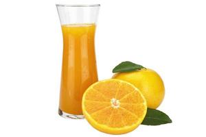 Jus d'orange frais boisson aux fruits verre sur fond blanc - fruit orange tropical pour une utilisation en arrière-plan photo