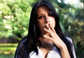 jeune fille avec tatouage fume photo