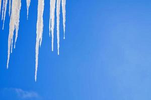 glaçons blancs contre le ciel bleu d'hiver. photo