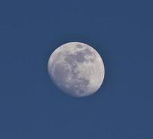 lune dans le ciel bleu photo