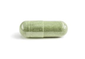 capsule de produit de supplément à base de plantes vertes isolé sur blanc