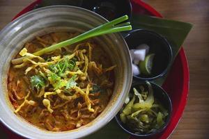 khao soi, nouilles au curry du nord de la Thaïlande - célèbre recette traditionnelle locale thaïlandaise photo