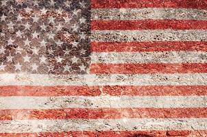 superposition du drapeau américain sur la vieille texture de mur de brique et de ciment pour une utilisation en arrière-plan photo
