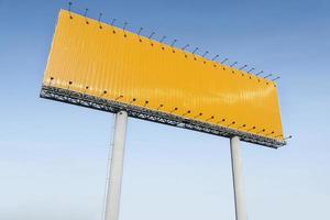 panneau d'affichage de l'autoroute jaune vide sur fond de ciel bleu, votre texte ici photo