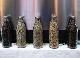 variété de grains de café frais dans une bouteille - concept de décoration de café frais photo
