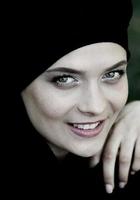 portrait d'une belle femme musulmane. jeune femme arabe en hijab. photo