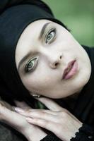 portrait d'une belle femme musulmane. jeune femme arabe en hijab. photo