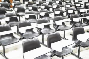 rangée de sièges vides dans la salle de conférence photo