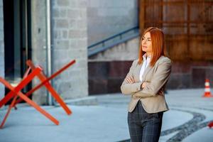 expert en affaires confiant. heureux professionnel réussi posant près d'un immeuble de bureaux. fille européenne. femme d'affaires russe. concept de femme chef d'entreprise. portrait de femme d'affaires prospère photo