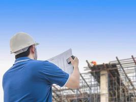 l'ingénieur inspecte son travail sur le chantier de construction photo