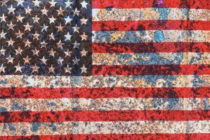superposition du drapeau américain sur la texture de la surface du vieux mur rouillé pour une utilisation en arrière-plan photo