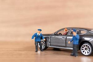 dames miniatures dans sa voiture demandant l'assistance de la police photo