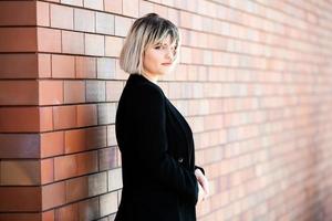 expert en affaires confiant. heureux professionnel réussi posant près d'un immeuble de bureaux. fille européenne. femme d'affaires russe. concept de femme chef d'entreprise. portrait de femme d'affaires prospère photo