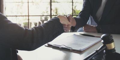 bonne coopération de service de consultation entre un avocat masculin et une femme d'affaires cliente, poignée de main après accord de bonne affaire, loi et concept juridique. photo