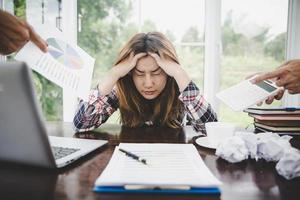 femme stress de la surcharge de travail photo