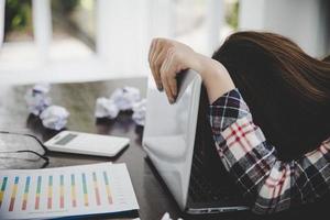 femme d'affaires fatiguée travaillant sur un ordinateur photo