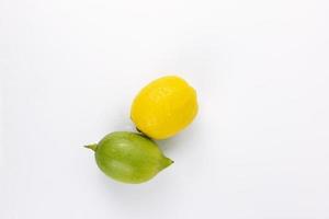 fruit de citron vert et jaune naturel isolé sur fond blanc photo