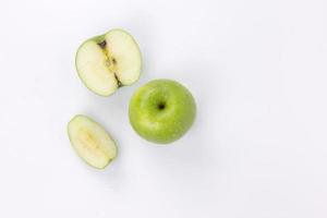 Pomme verte isolée sur fond blanc photo