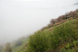 paysage brumeux dans la montagne photo