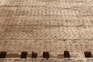 Hiéroglyphes égyptiens dans le temple de Louxor, Louxor, Egypte photo