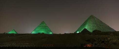 complexe pyramidal de gizeh au caire, egypte photo