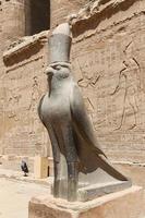 statue d'horus dans le temple d'edfou, edfou, egypte photo