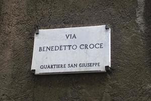 via benedetto croce street sign à naples, italie photo