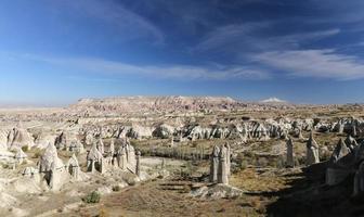 vue sur la cappadoce depuis la vallée de l'amour à nevsehir, turquie photo