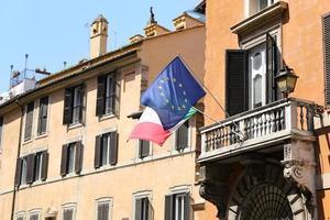 drapeaux dans un immeuble à rome, italie photo