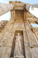 Personnification de la statue de la sagesse dans la ville antique d'Éphèse, Izmir, Turquie photo