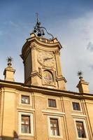 tour de l'horloge au-dessus d'un bâtiment à rome, italie photo