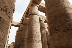 Colonnes dans la salle hypostyle du temple de Karnak, Louxor, Egypte photo