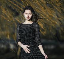 portrait de femme avec un cheveu qui bouge au vent. portrait en gros plan d'une jeune belle fille brune russe dans un parc verdoyant d'été. femme blanche européenne en robe. photo