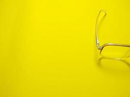 lunettes sur l'espace de copie de fond jaune. donne le concept de porter des lunettes de protection oculaire en été photo