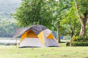 tentes dômes camping en forêt photo