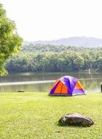 tentes dôme camping en forêt camping photo