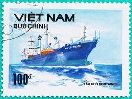 des timbres-poste imprimés au vietnam montrent un navire en mer photo