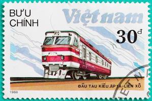 des timbres-poste imprimés au vietnam montrent un train de locomotives diesel photo