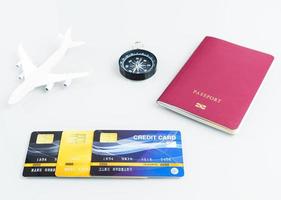 passeports et cartes de crédit, avion sur blanc photo